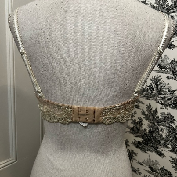 Wacoal Women’s beige lace bra size 34D - Picture 3 of 5